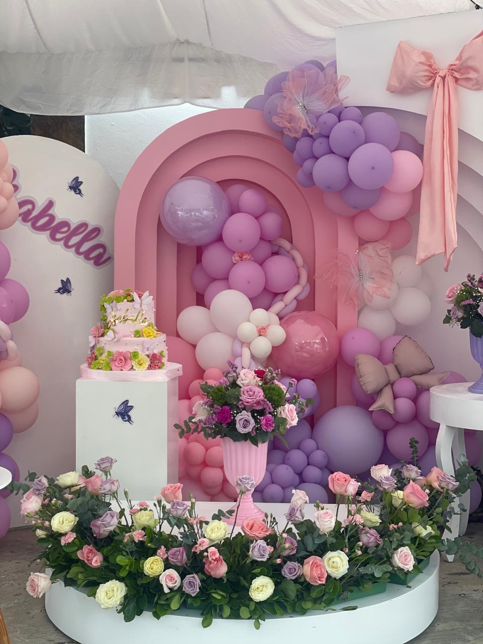 Backdrop de cumpleaños Isabella con arco de globos rosa y lila y flores