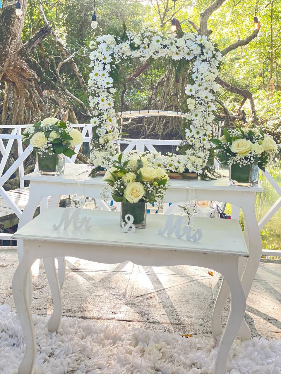Mesa de novios Mr & Mrs con marco de margaritas