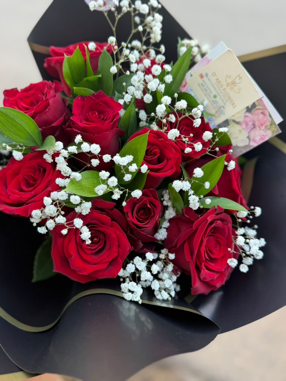 Ramo de rosas rojas con gypsophila
