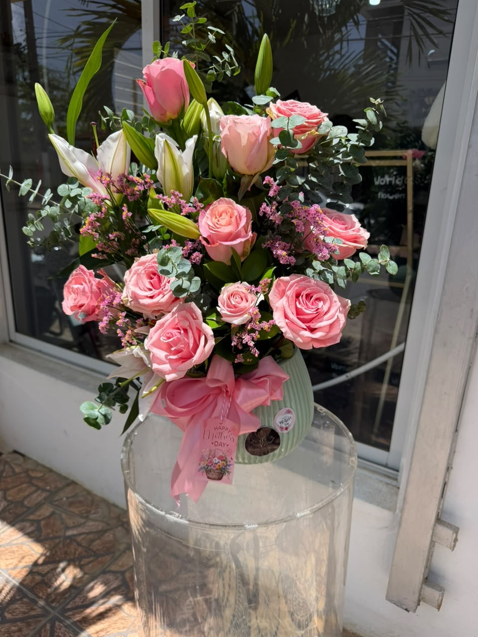 Arreglo de rosas rosadas y lirios para Día de las Madres