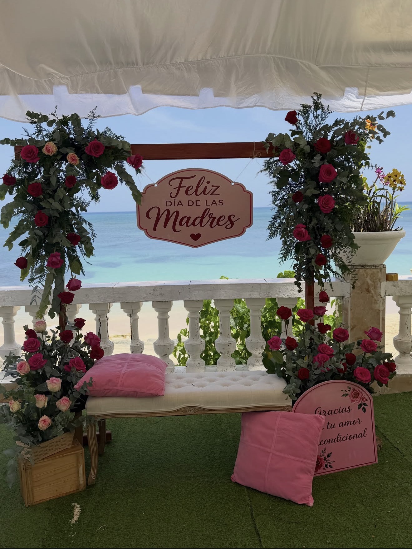 Decoración Feliz Día de las Madres con rosas frente al mar