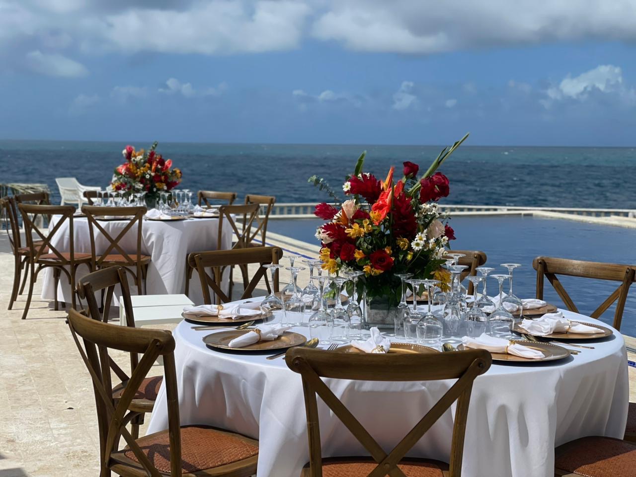 Centros de mesa con flores tropicales frente al mar
